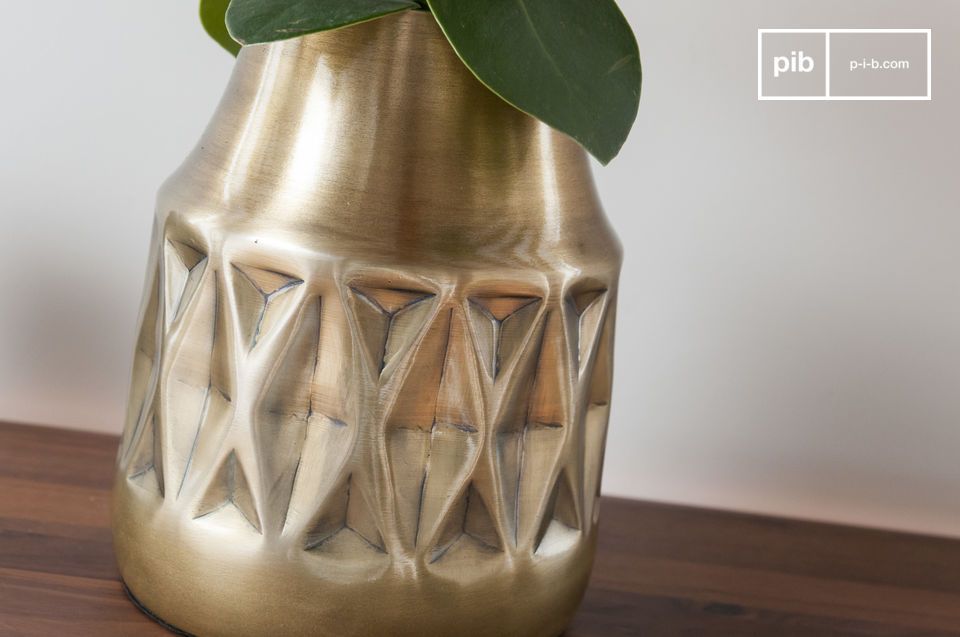 Die Vase zeigt elegante Muster in geometrischem Relief.