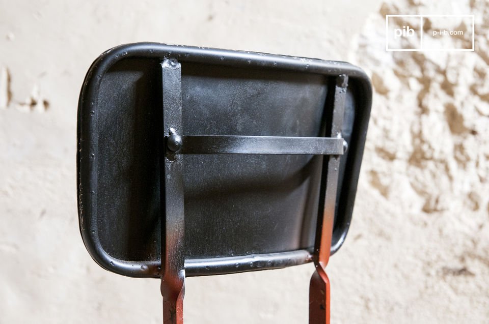 Der Stuhl Bastel besteht ganz aus Metall und weist eine schöne Kombination von Farben auf