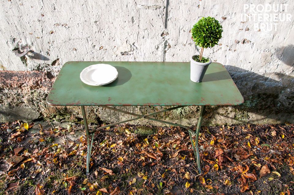 Dieser Tisch besteht vollständig aus Metall und wurde von Hand mit einer grün - rostfarbenen