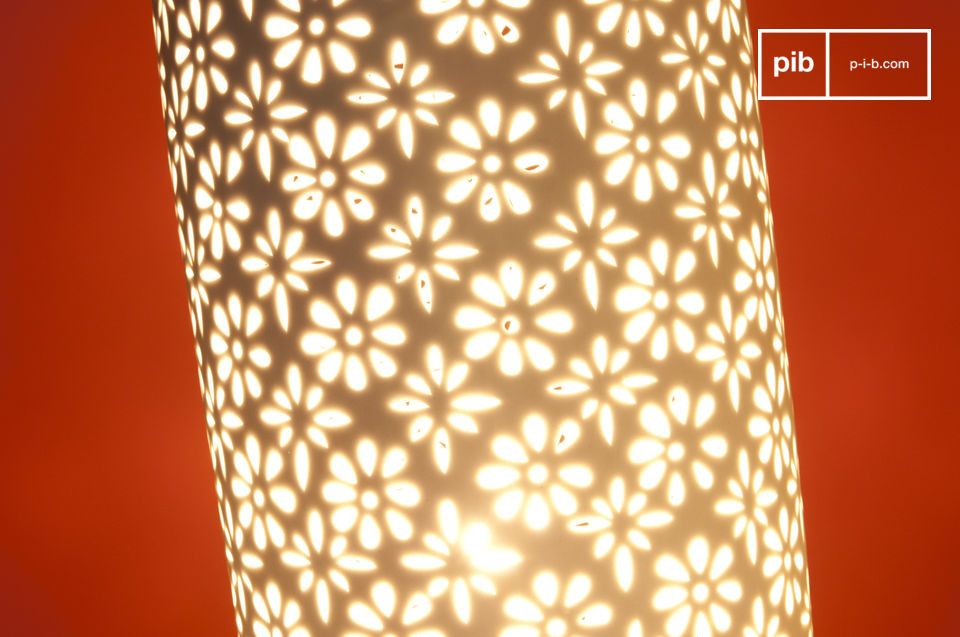 Der Lampenschirm zeigt zarte Blumen aus Keramik.