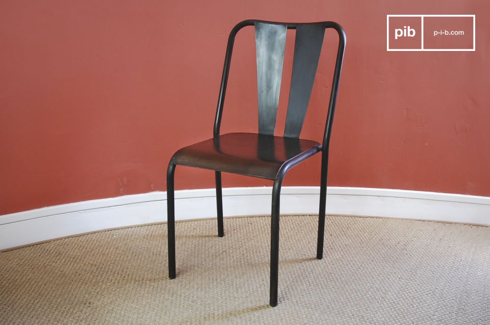 Dieser handlackierte  Vintage-Stuhl  aus Metall hat einen leichten Used-Effekt für einen resolut