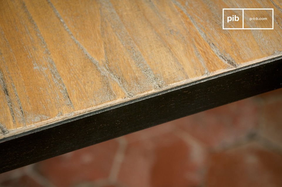 Die leicht unregelmäßige Platte aus gerilltem Ulmenholz verleiht dem Tisch einen urigen