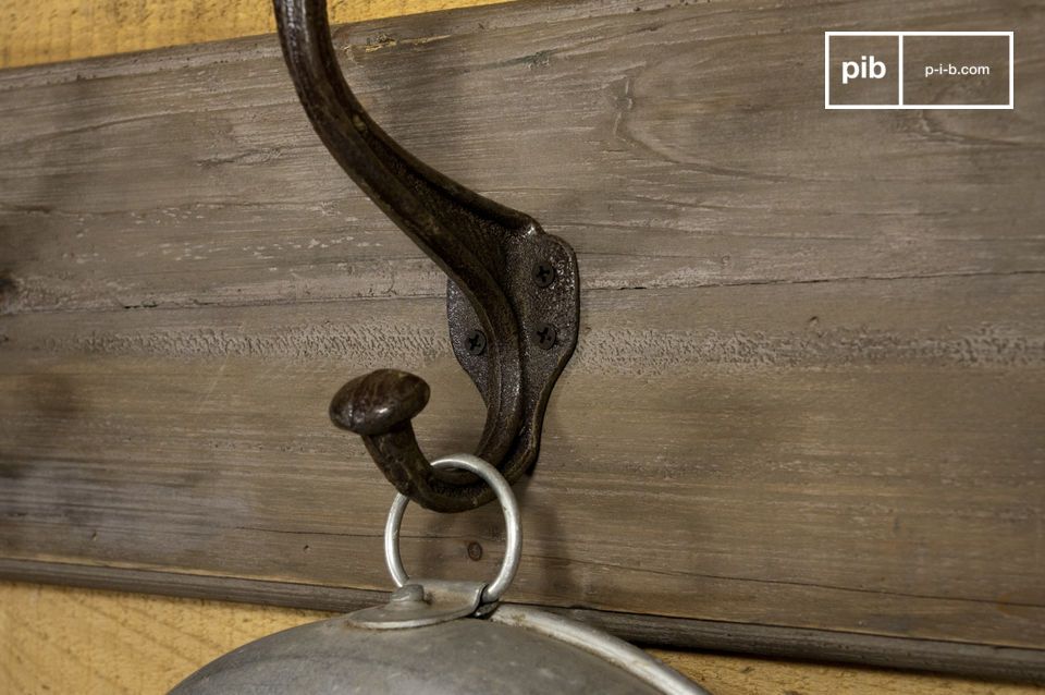 Stahl und graues Massivholz für Ihre Küche oder Ihren Eingangsbereich.