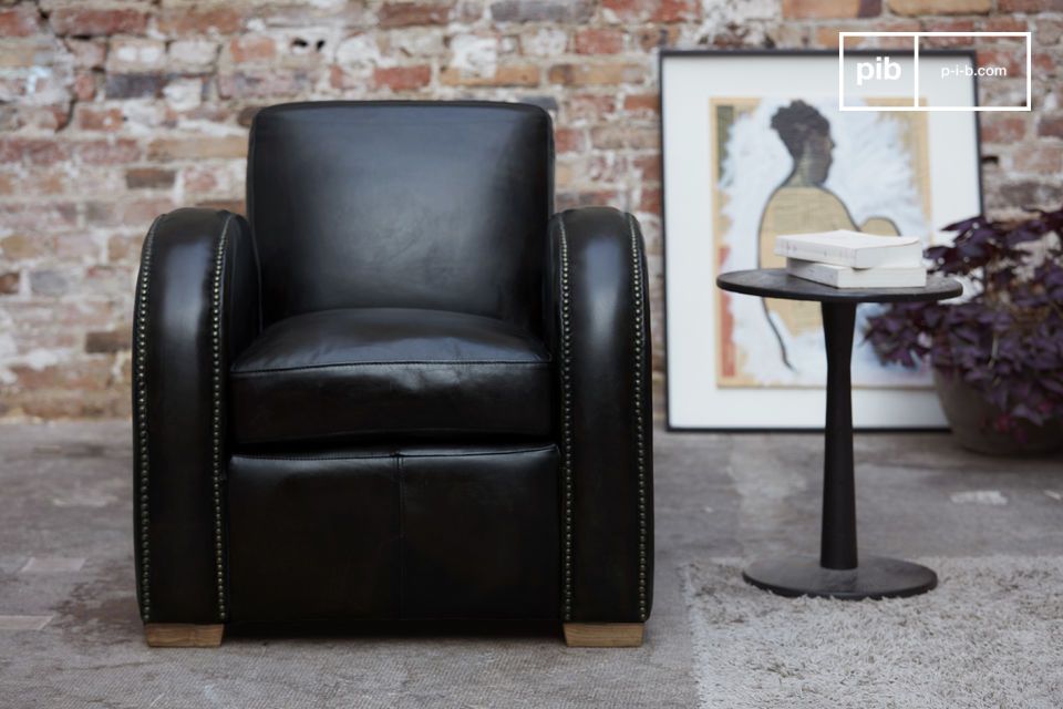 Der Rockefeller Espresso-Stuhl hebt sich durch sein geradliniges Design von vorne und dem Kontrast