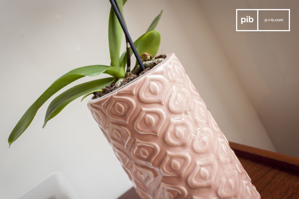 Eine rosa Keramikvase im Vintage-Stil voller Süße.