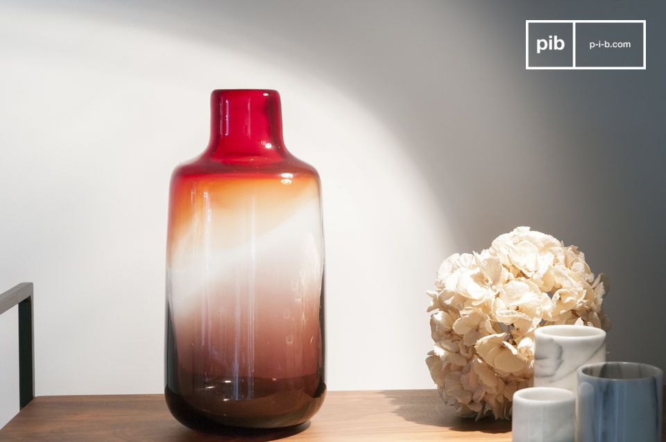 Die Farbverläufe verleihen der Vase einen Vintage-Stil.