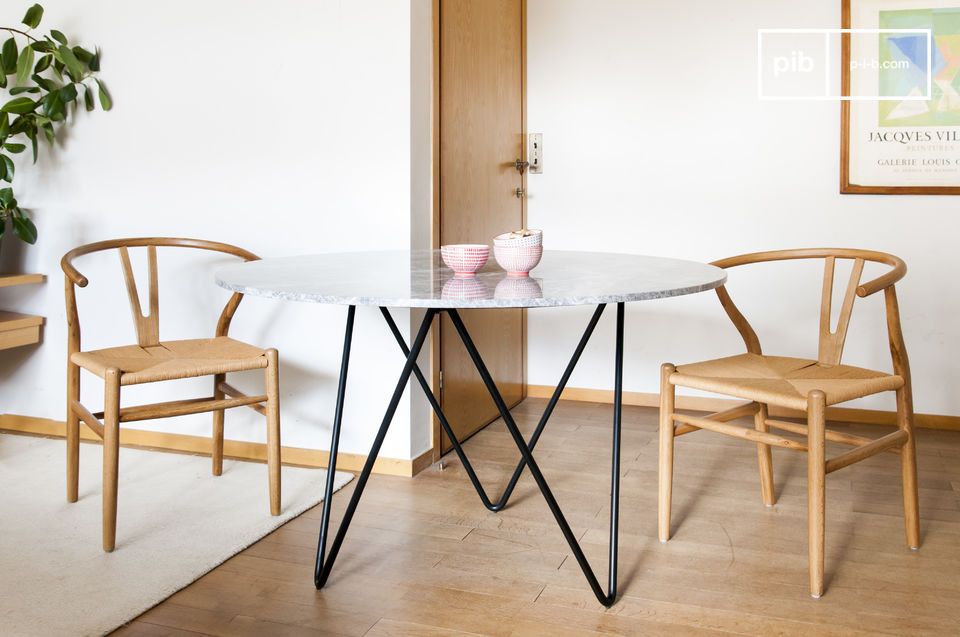 Schöner Tisch aus Marmor und schwarzem Metall mit einfachem und grafischem Design.