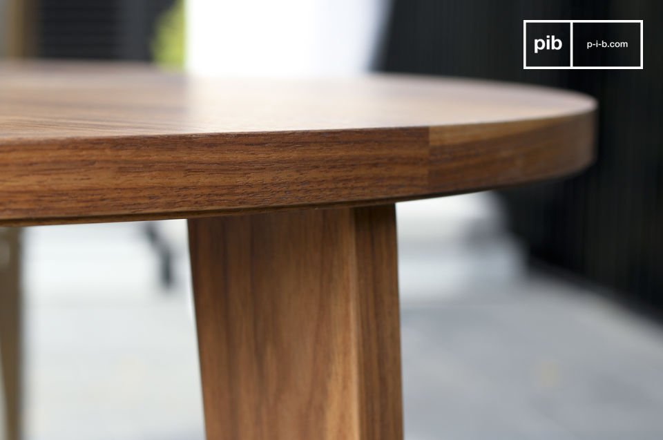 Dieser  Tisch im skandinavischen Design  hat mit seinen harmonischen und grazilen Linien den