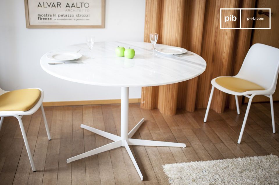 Weißer Tisch mit weichen und leichten Linien aus Marmor und Aluminium.