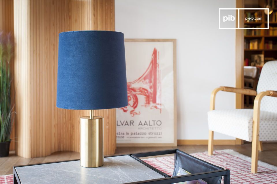 Hübsche blaue Lampe mit goldenem Fuß, inspiriert von den 60er Jahren.