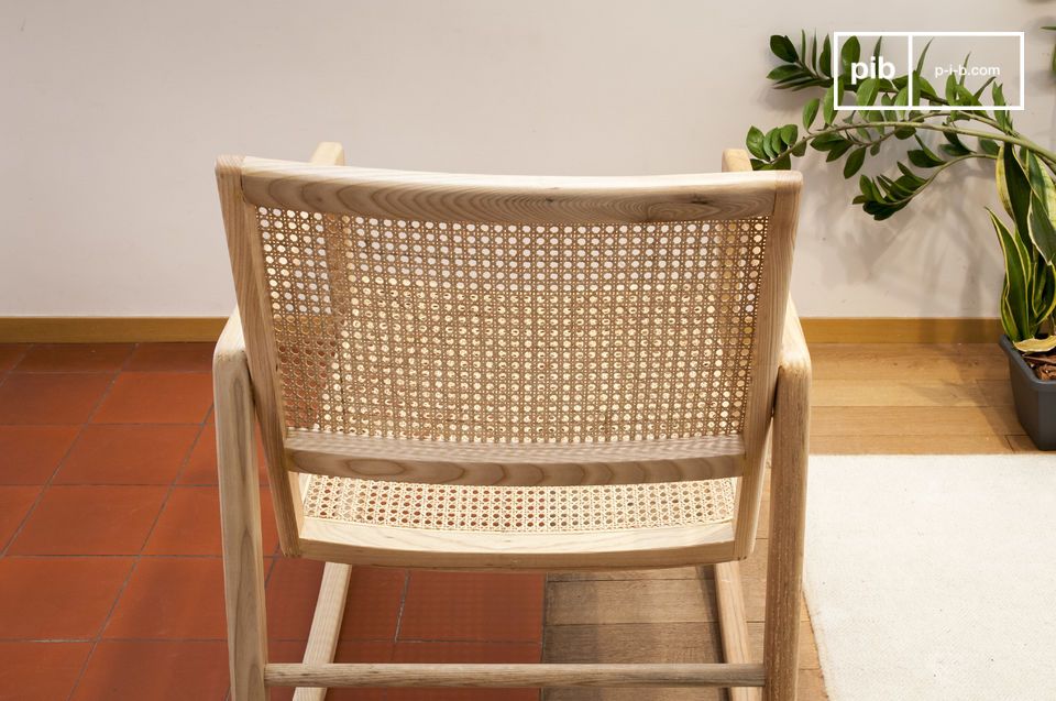 Rückenlehne des Stuhls mit den natürlichen Details aus Massivholz.
