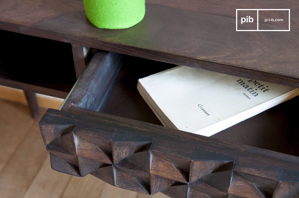 Der Schreibtisch Balkis vereint feine Holzbeine und eine Schublade mit geometrischen Reliefs und