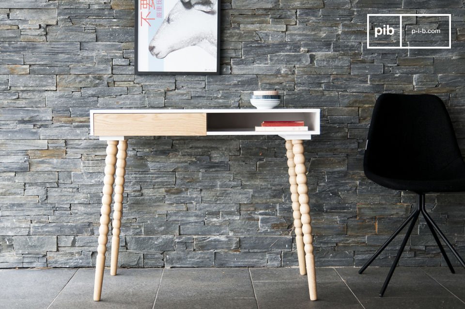 Hervorragend eleganter Schreibtisch im skandinavischen Stil.