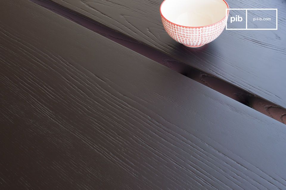 Der Esstisch Osaka hat eine dicke Tischplatte aus gebeizter Esche, die schwarz lackiert ist