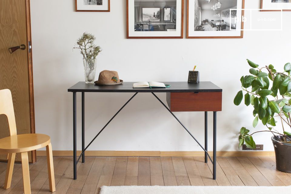 Schöner Schreibtisch mit feinen und eleganten Linien von japanischem Einfluss.