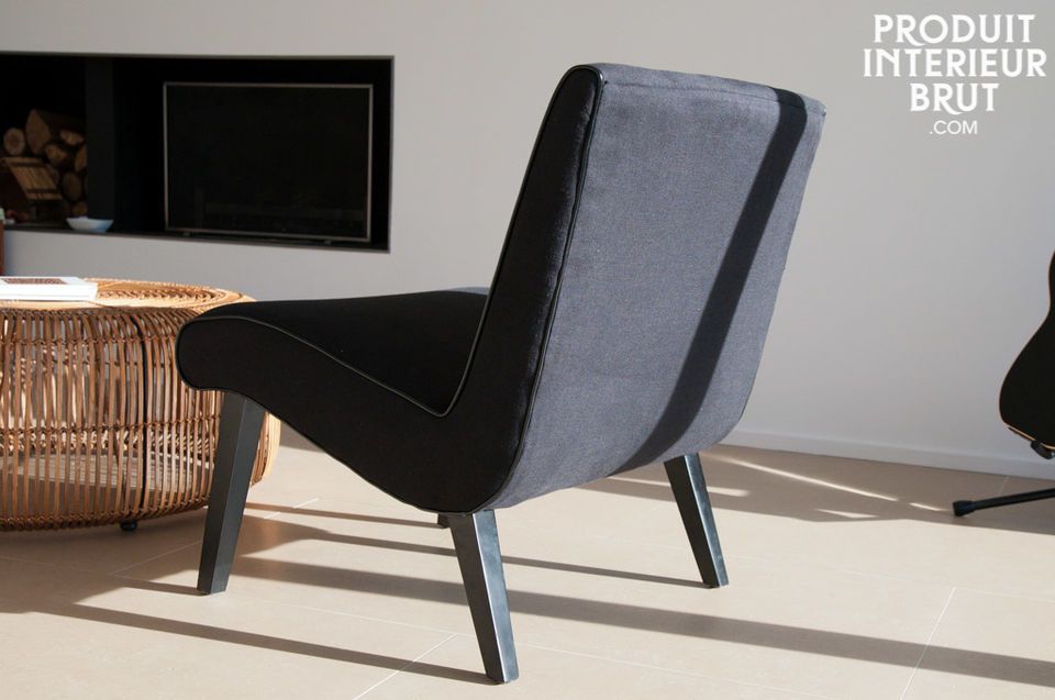Kurvig und von den 50er Jahren inspiriert wird dieser Sessel mit einem breiten und bequemen Sitz auf