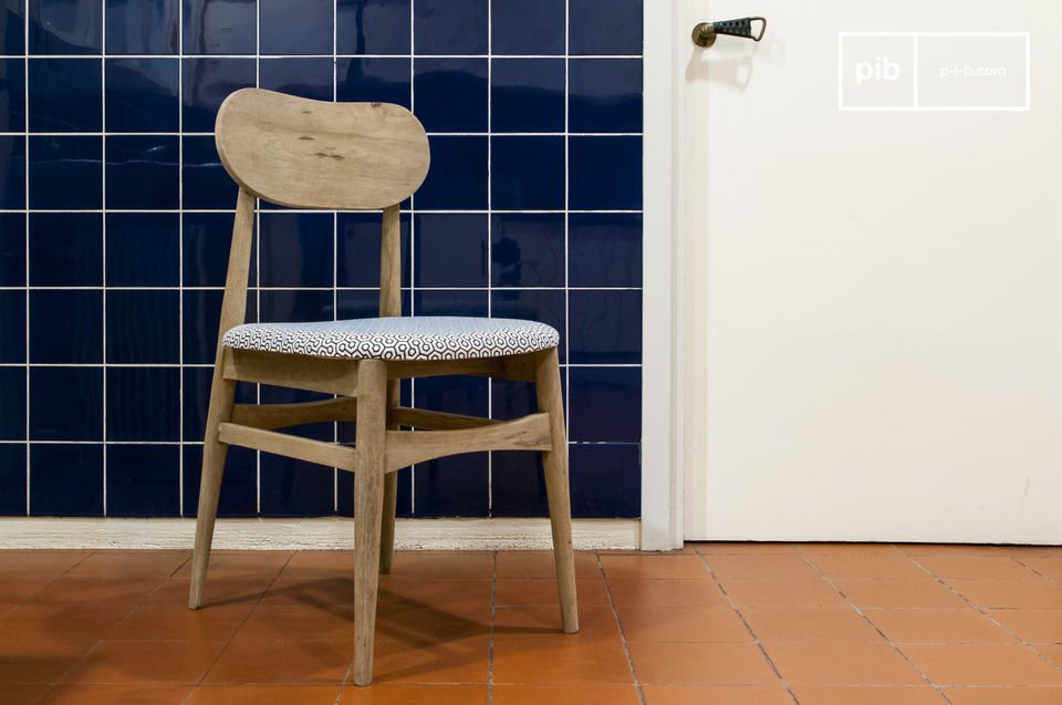 Eleganter skandinavischer Stuhl mit grafischen Motiven.