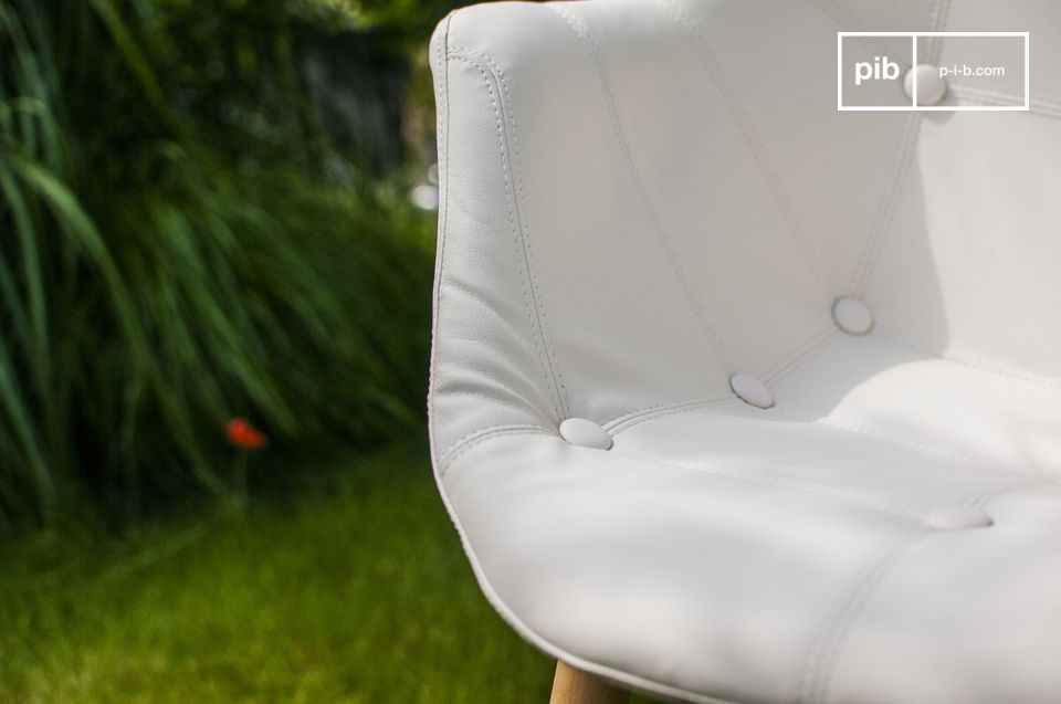 Das robuste Fußgestell aus hellem Eschenholz verleiht dem Patchwork Sessel Eleganz und