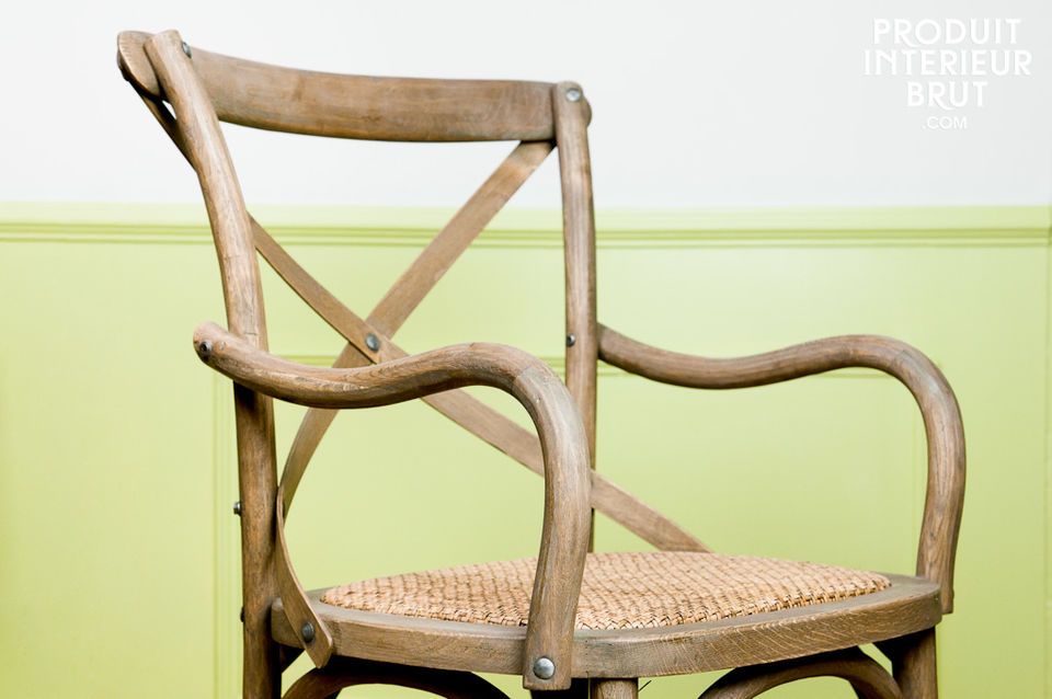 Dieser Sessel aus massiver Eiche besticht durch seine authentische und natürliche Ausstrahlung