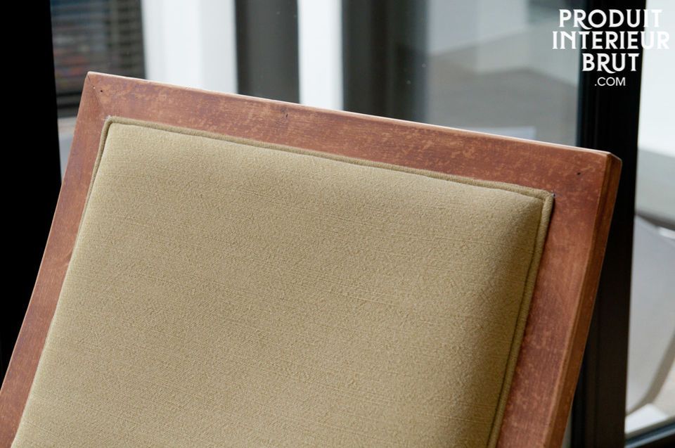 Der Sessel hat den Charme eines Vintage-Sessels mit der zeitlosen Eleganz seiner Struktur aus