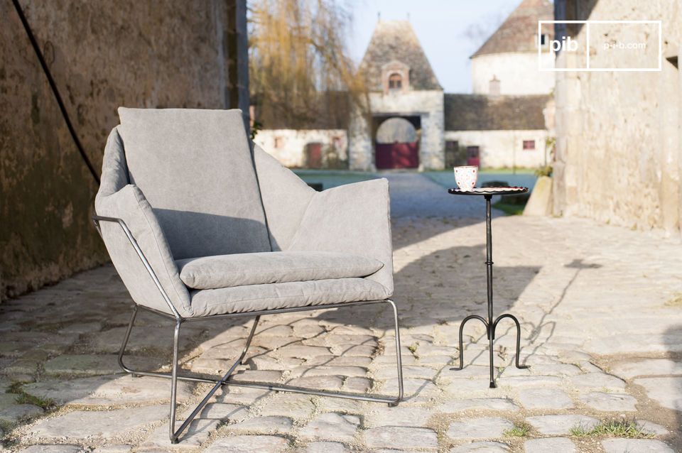 Außergewöhnlicher Sessel aus gewaschenem grauem Canvas auf einer Metallstruktur.