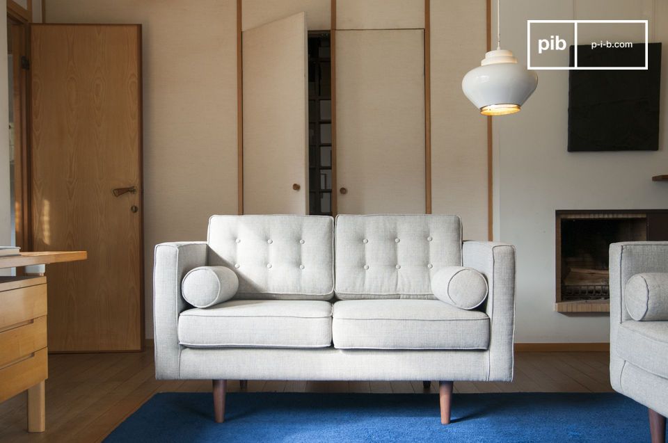 Zweisitz-Sofa im hellgrauen skandinavischen Stil.