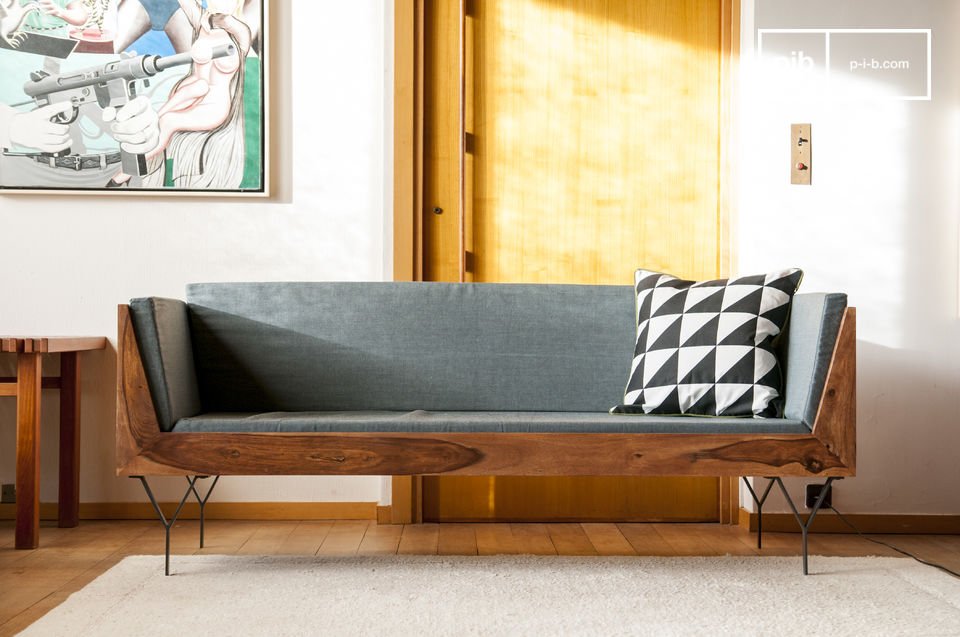 Elegantes Sofa mit skandinavischen Holzlinien.