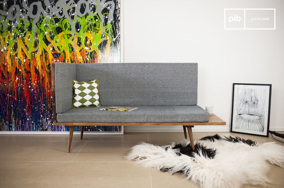 Schönes graues Sofa im klassischen skandinavischen Stil.