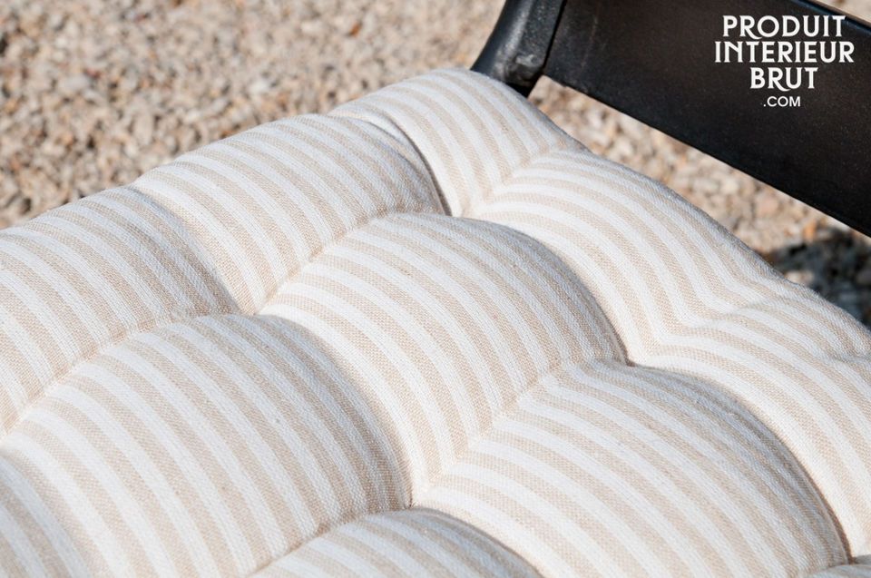 Dieses Kissen ist mit Leinen bezogen und verleiht Ihren Stühlen stilvollen Komfort