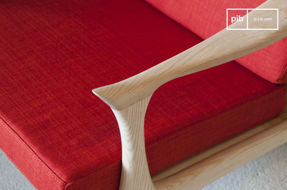 Hübscher Kontrast zwischen dem hellen Holz und dem Rot des Sitzes.