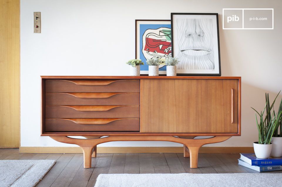 Buffet mit skandinavischem Design in zwei Farbtönen aus dunklem und hellem Holz.