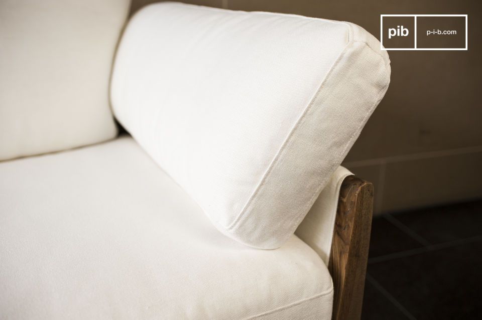 Die weiße Leinenbeschichtung verleiht dem Sofa Feinheit und Eleganz.
