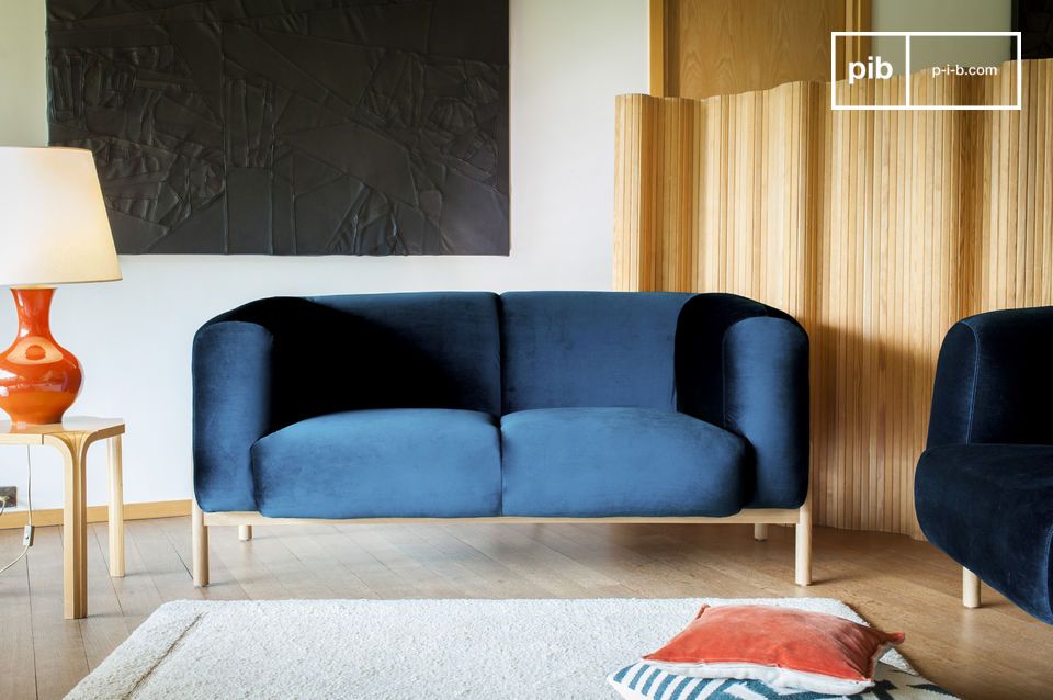 Erhabenes Sofa aus tiefblauem Samt.