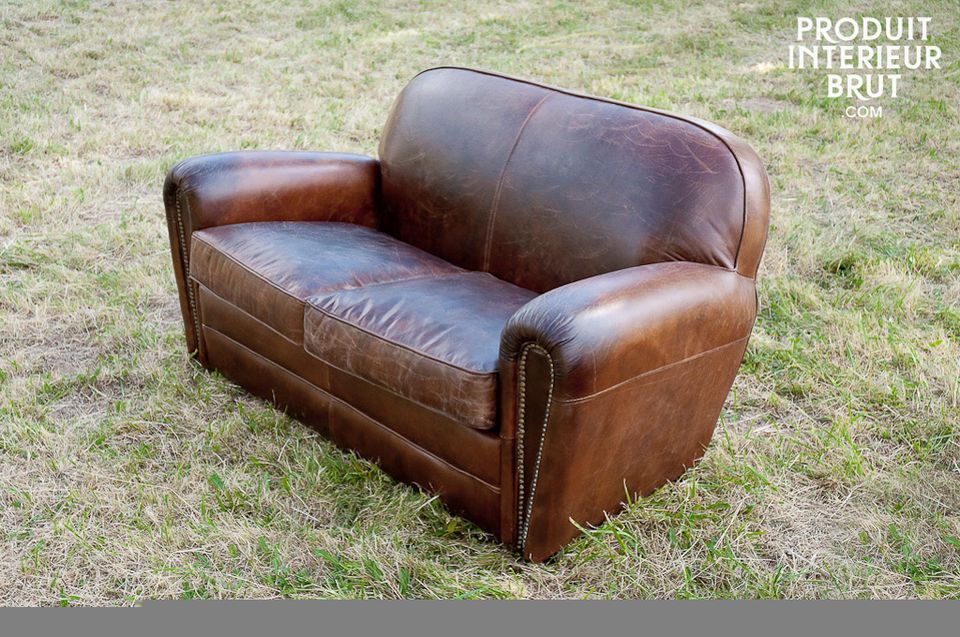 Dieses Zweisitzer-Sofa ist aus 100 % Rindsleder mit leichtem Used-Effekt und präsentiert sich durch