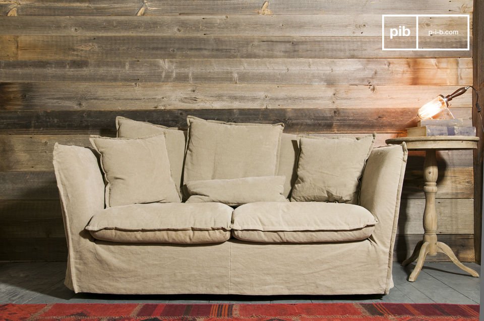 Schönes, bequemes, beiges Sofa aus Leinen.
