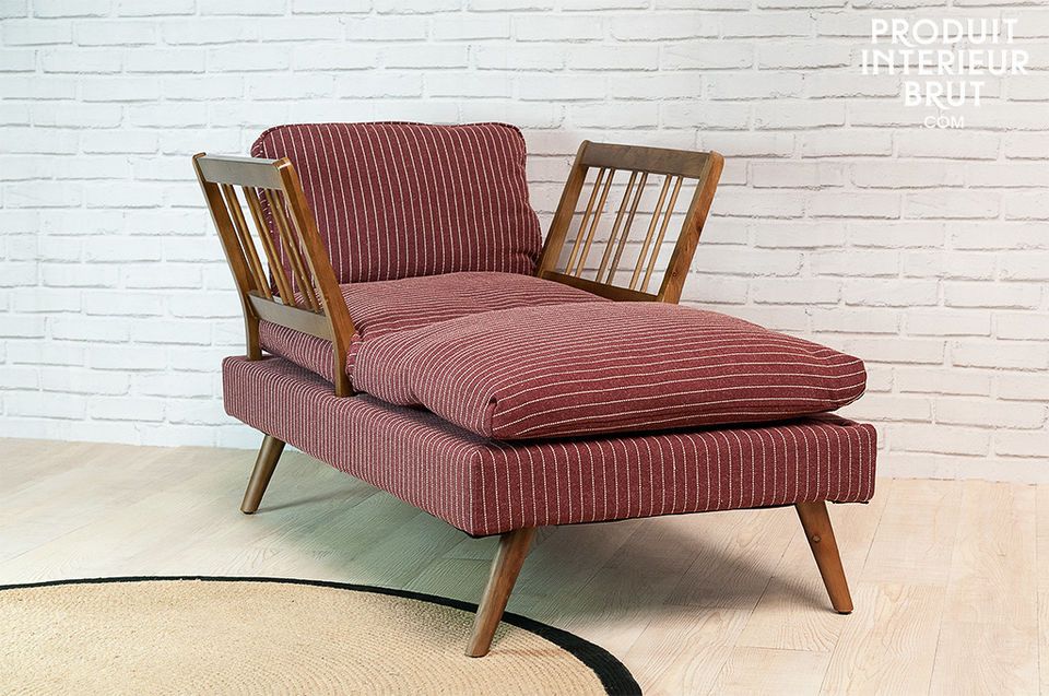 Mit seinem Look aus den 50er Jahren besticht das Sofa Pelläva durch seine korallenrote Polsterung