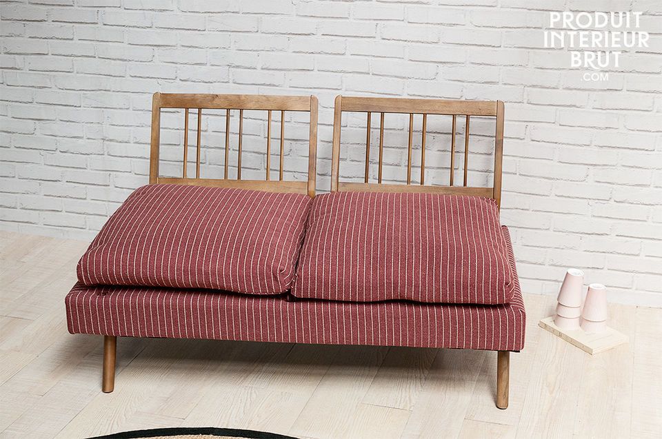 Die Füße sowie Arm- und Rücklehnen aus massivem Holz verleihen diesem Sofa seinen besonderen