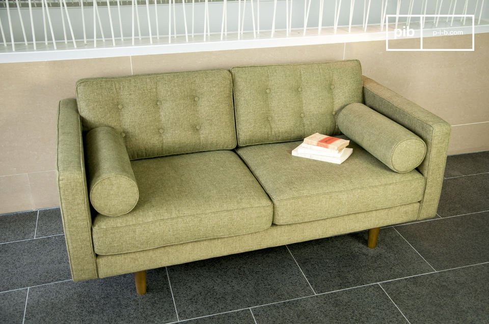 Ein  Design Sofa  im Look der 50er Jahre mit seinen zylinderförmigen Armlehnen und Holzfüßen