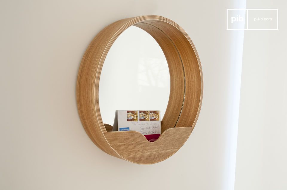 Eleganter Holzspiegel im skandinavischen Stil.