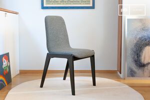 Stuhl aus schwarzem Holz und Stoff