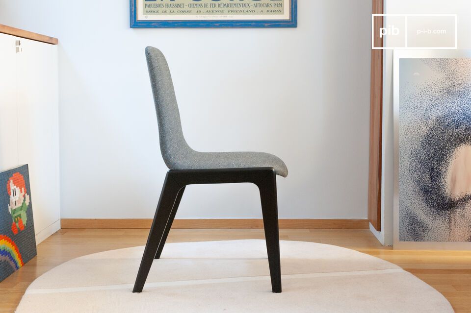 Mit seinem schlichten schwarzen Design und dem graumelierten Bezug verbindet der Stuhl Estella