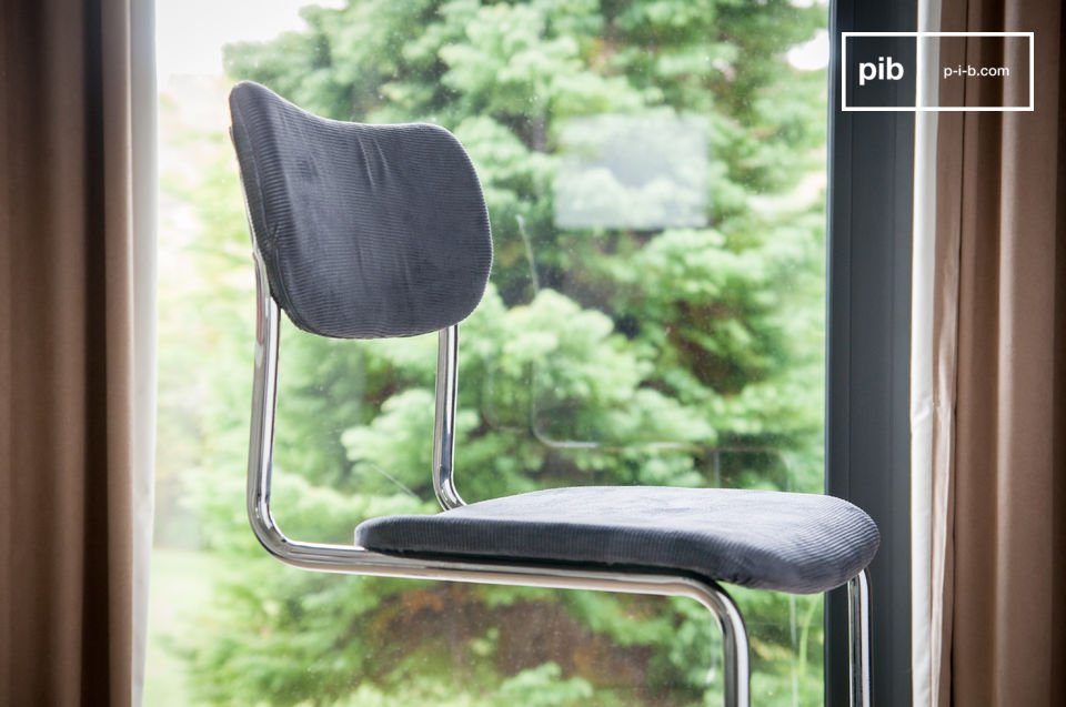 Die Kombination dieser beiden Materialien verleiht dem Stuhl Back in Norway einen nostalgischen