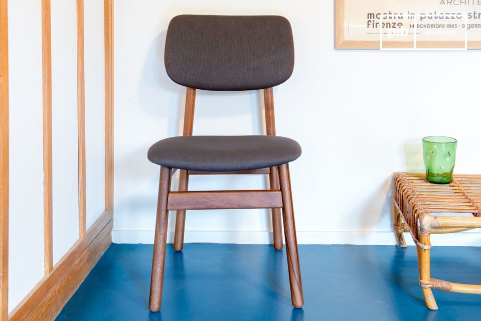 Ein komfortabler Stuhl der perfekt um den Esstisch oder an einen Schreibtisch passt