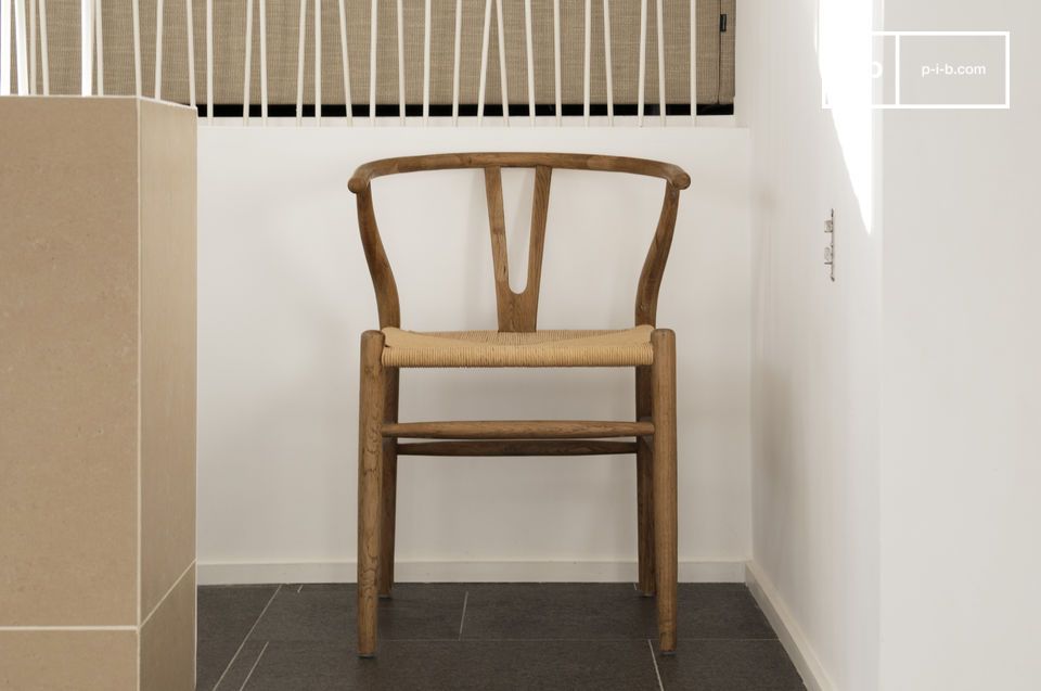 Schöner Stuhl mit skandinavischen Linien.