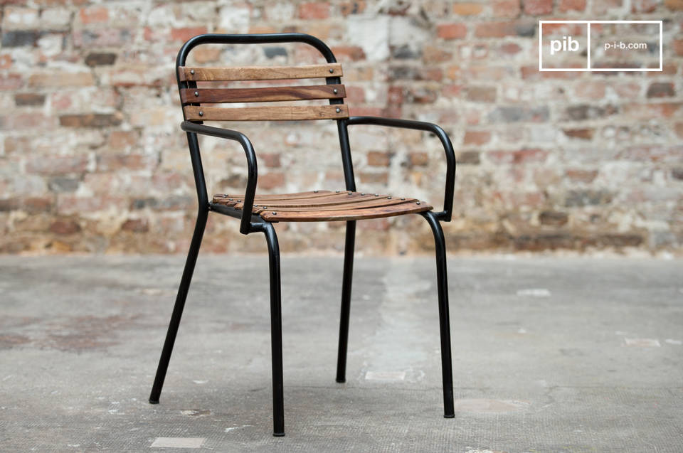 Der Stuhl ist aus mattschwarzem Metall mit Holzlatten gefertigt.