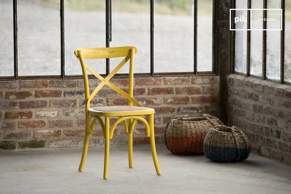 Schöner Stuhl im sonnigen gelben Bistro-Look.