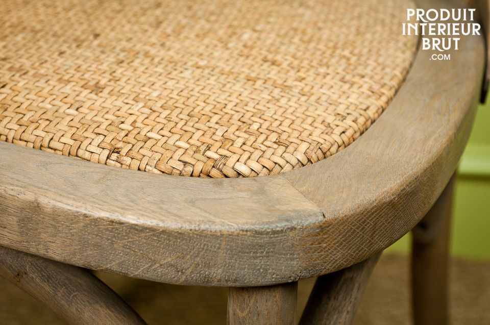Der Stuhl Pampelune aus massiver Eiche besticht durch seine authentische und natürliche