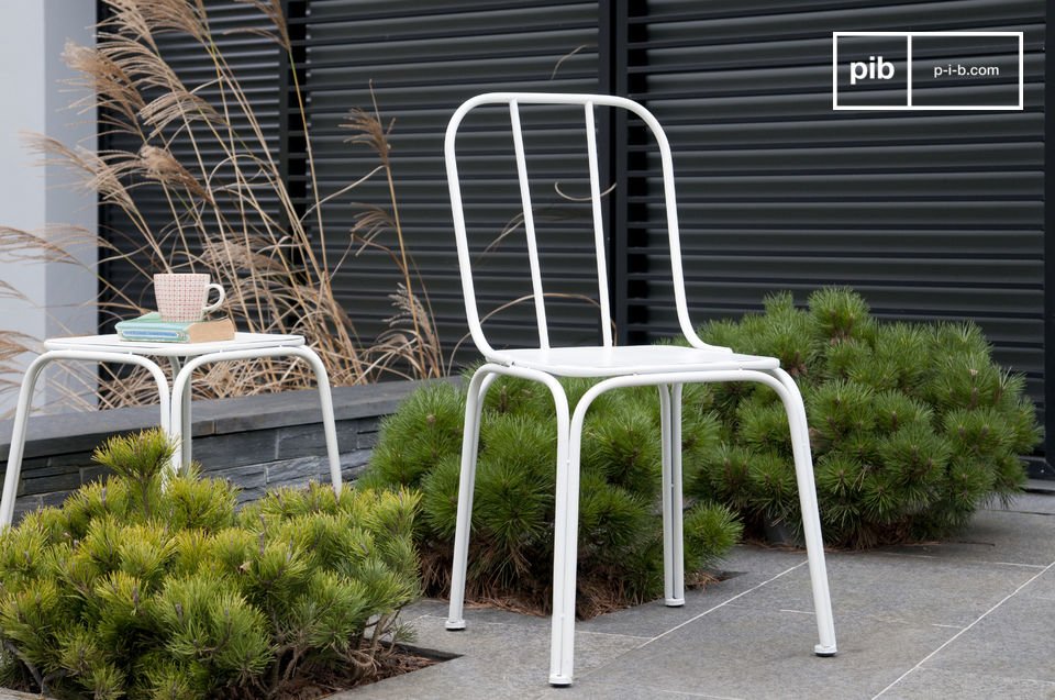 Hübscher weißer Metallstuhl mit skandinavischem Design.