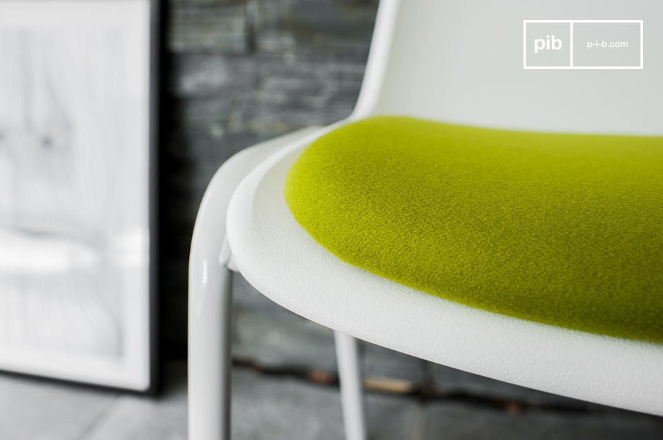 Der Stuhl Sören Grün ist vom Möbeldesign der 50er Jahre inspiriert und besitzt eine makellose