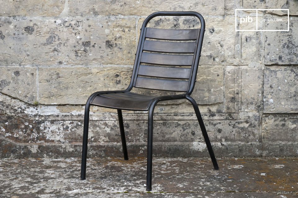 Der Stuhl ist inspiriert von Werkstatt- und Fabrikmöbeln aus dem Anfang des letzten Jahrhunderts.